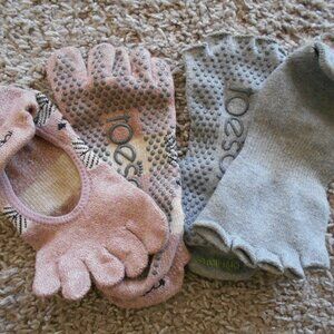 2 prs ToeSox low rise size M